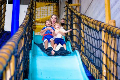 foto do aniversário infantil no buffet Espaço Lá Vem o Sol Alphaville com os personagens de Monstros SA Boo Mike Sullivan, foto aniversário infantil alphaville, espaço Lá Vem o Sol'