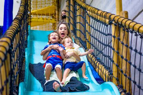 Espaço Lá Vem o Sol, foto do aniversário infantil no buffet Espaço Lá Vem o Sol Alphaville com os personagens de Monstros SA Boo Mike Sullivan, foto aniversário infantil alphaville, espaço Lá Vem o Sol Alphaville'