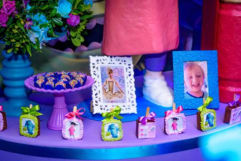 foto do aniversário infantil no buffet Espaço Lá Vem o Sol Alphaville com os personagens de Monstros SA Boo Mike Sullivan, foto aniversário infantil alphaville, espaço Lá Vem o Sol'