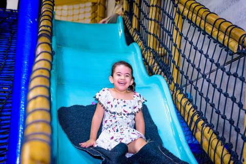 foto do aniversário infantil no buffet Espaço Lá Vem o Sol Alphaville com os personagens de Monstros SA Boo Mike Sullivan, foto aniversário infantil alphaville, espaço Lá Vem o Sol'