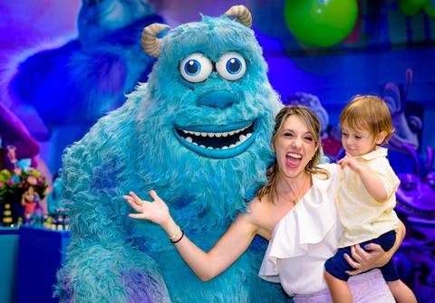 foto do aniversário infantil no buffet Espaço Lá Vem o Sol Alphaville com os personagens de Monstros SA Boo Mike Sullivan, foto aniversário infantil alphaville, espaço Lá Vem o Sol'