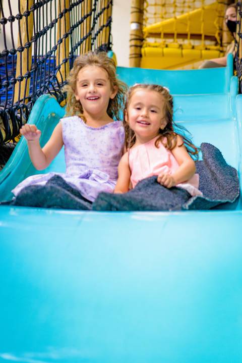 foto do aniversário infantil no buffet Espaço Lá Vem o Sol Alphaville com os personagens de Monstros SA Boo Mike Sullivan, foto aniversário infantil alphaville, espaço Lá Vem o Sol'