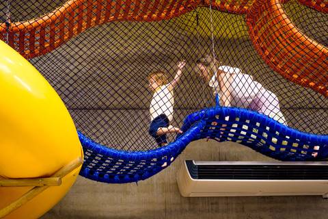 foto do aniversário infantil no buffet Espaço Lá Vem o Sol Alphaville com os personagens de Monstros SA Boo Mike Sullivan, foto aniversário infantil alphaville, espaço Lá Vem o Sol'