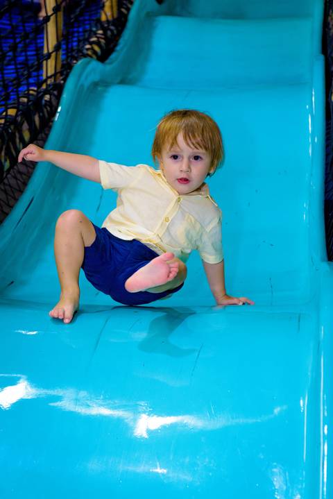 foto do aniversário infantil no buffet Espaço Lá Vem o Sol Alphaville com os personagens de Monstros SA Boo Mike Sullivan, foto aniversário infantil alphaville, espaço Lá Vem o Sol'