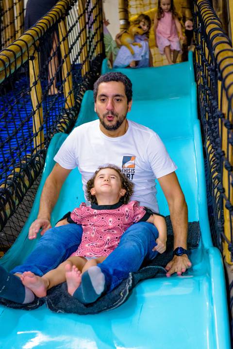 foto do aniversário infantil no buffet Espaço Lá Vem o Sol Alphaville com os personagens de Monstros SA Boo Mike Sullivan, foto aniversário infantil alphaville, espaço Lá Vem o Sol'