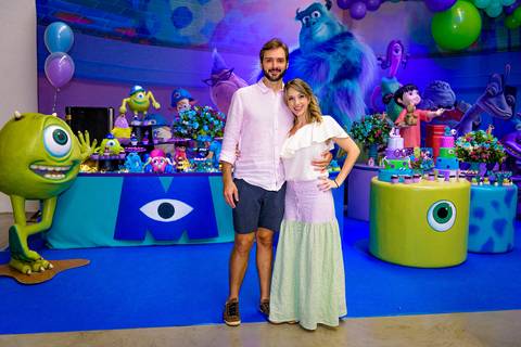 foto do aniversário infantil no buffet Espaço Lá Vem o Sol Alphaville com os personagens de Monstros SA Boo Mike Sullivan, foto aniversário infantil alphaville, espaço Lá Vem o Sol'