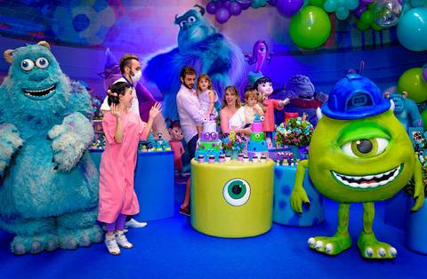 foto do aniversário infantil no buffet Espaço Lá Vem o Sol Alphaville com os personagens de Monstros SA Boo Mike Sullivan, foto aniversário infantil alphaville, espaço Lá Vem o Sol'