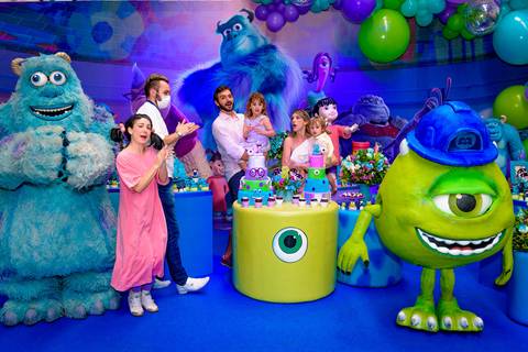 foto do aniversário infantil no buffet Espaço Lá Vem o Sol Alphaville com os personagens de Monstros SA Boo Mike Sullivan, foto aniversário infantil alphaville, espaço Lá Vem o Sol'
