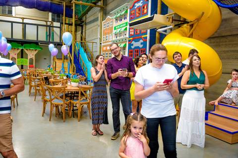 Espaço Lá Vem o Sol, foto do aniversário infantil no buffet Espaço Lá Vem o Sol Alphaville com os personagens de Monstros SA Boo Mike Sullivan, foto aniversário infantil alphaville, espaço Lá Vem o Sol Alphaville'