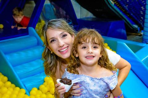 Espaço Lá Vem o Sol, foto do aniversário infantil no buffet Espaço Lá Vem o Sol Alphaville com os personagens de Monstros SA Boo Mike Sullivan, foto aniversário infantil alphaville, espaço Lá Vem o Sol Alphaville'