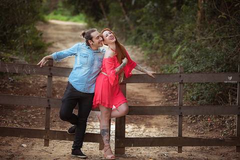 Fotos de ensaio de casal, foto de casal se olhando, foto de pre wedding, foto de casal dançando no ensaio, foto de casal na ponte, foto de casal na cancela, ensaio de casal diferente'