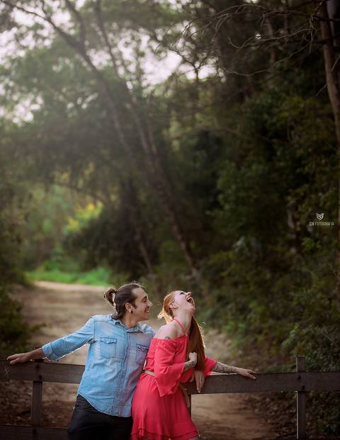 Fotos de ensaio de casal, foto de casal se olhando, foto de pre wedding, foto de casal dançando no ensaio, foto de casal na ponte, foto de casal na cancela, ensaio de casal diferente'