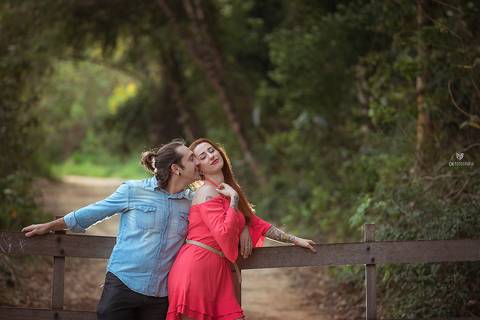Fotos de ensaio de casal, foto de casal se olhando, foto de pre wedding, foto de casal dançando no ensaio, foto de casal na ponte, foto de casal na cancela, ensaio de casal diferente'
