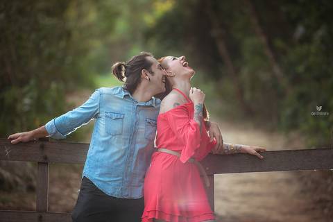 Fotos de ensaio de casal, foto de casal se olhando, foto de pre wedding, foto de casal dançando no ensaio, foto de casal na ponte, foto de casal na cancela, ensaio de casal diferente'