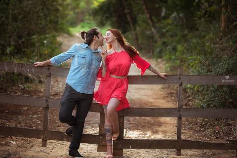 Fotos de ensaio de casal, foto de casal se olhando, foto de pre wedding, foto de casal dançando no ensaio, foto de casal na ponte, foto de casal na cancela, ensaio de casal diferente'