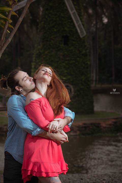 Fotos de ensaio de casal, foto de casal se olhando, foto de pre wedding, foto de casal dançando no ensaio, foto de casal na ponte, foto de casal na cancela, ensaio de casal diferente'