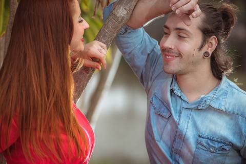 Fotos de ensaio de casal, foto de casal se olhando, foto de pre wedding, foto de casal dançando no ensaio, ensaio de casal diferente, foto de ensaio de casal'