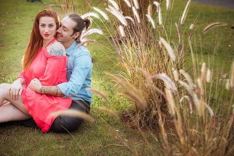 Fotos de ensaio de casal, foto de casal se olhando, foto de pre wedding, foto de casal dançando no ensaio, ensaio de casal diferente, foto de ensaio de casal'
