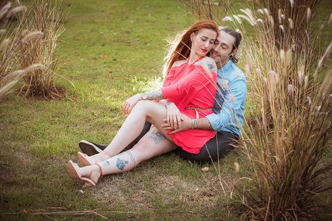 Fotos de ensaio de casal, foto de casal se olhando, foto de pre wedding, foto de casal dançando no ensaio, ensaio de casal diferente, foto de ensaio de casal'