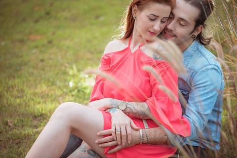 Fotos de ensaio de casal, foto de casal se olhando, foto de pre wedding, foto de casal dançando no ensaio, ensaio de casal diferente, foto de ensaio de casal'