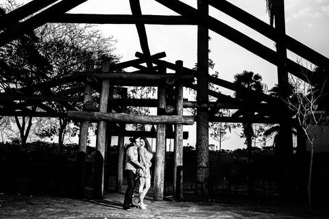 Fotos de ensaio de casal, foto de casal se olhando, foto de pre wedding, foto de casal dançando no ensaio, ensaio de casal diferente, foto de ensaio de casal'