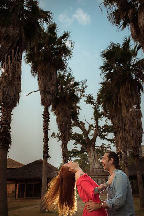 Fotos de ensaio de casal, foto de casal se olhando, foto de pre wedding, foto de casal dançando no ensaio, ensaio de casal diferente, foto de ensaio de casal'