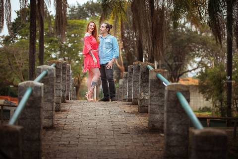 Fotos de ensaio de casal, foto de casal se olhando, foto de pre wedding, foto de casal dançando no ensaio'