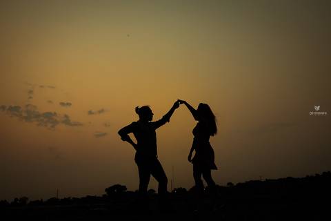 Fotos de ensaio de casal, foto de casal se olhando, foto de pre wedding, foto de casal dançando no ensaio, ensaio de casal diferente, foto de ensaio de casal, foto de por do sol, ensaio de casal no por do sol em campinas'