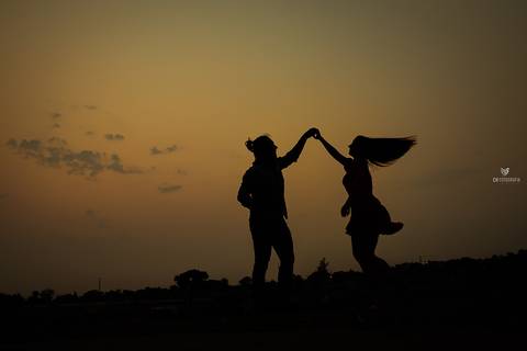 Fotos de ensaio de casal, foto de casal se olhando, foto de pre wedding, foto de casal dançando no ensaio, ensaio de casal diferente, foto de ensaio de casal, foto de por do sol, ensaio de casal no por do sol em campinas'
