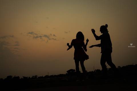 Fotos de ensaio de casal, foto de casal se olhando, foto de pre wedding, foto de casal dançando no ensaio, ensaio de casal diferente, foto de ensaio de casal, foto de por do sol, ensaio de casal no por do sol em campinas'