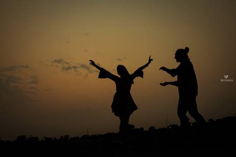 Fotos de ensaio de casal, foto de casal se olhando, foto de pre wedding, foto de casal dançando no ensaio, ensaio de casal diferente, foto de ensaio de casal, foto de por do sol, ensaio de casal no por do sol em campinas'