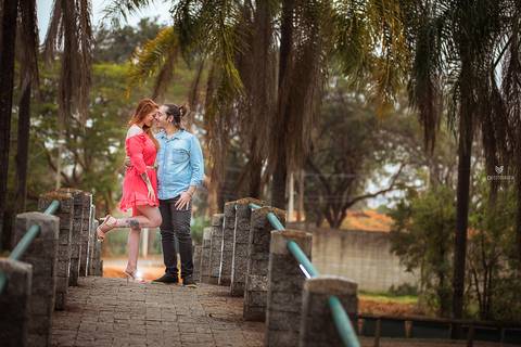 Fotos de ensaio de casal, foto de casal se olhando, foto de pre wedding, foto de casal dançando no ensaio'