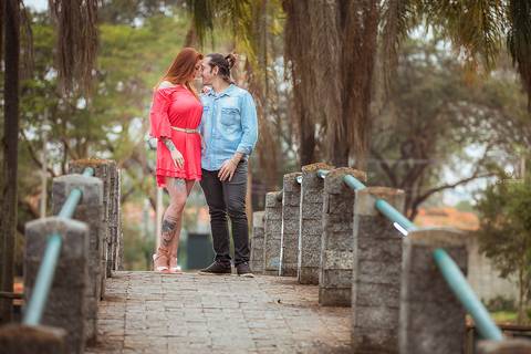 Fotos de ensaio de casal, foto de casal se olhando, foto de pre wedding, foto de casal dançando no ensaio, foto de casal na ponte, foto de casal em ponte'
