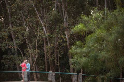 Fotos de ensaio de casal, foto de casal se olhando, foto de pre wedding, foto de casal dançando no ensaio, foto de casal na ponte, foto de casal em ponte, ensaio de casal diferente'