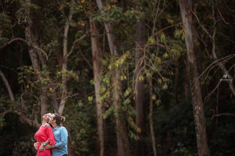 Fotos de ensaio de casal, foto de casal se olhando, foto de pre wedding, foto de casal dançando no ensaio, foto de casal na ponte, foto de casal em ponte'