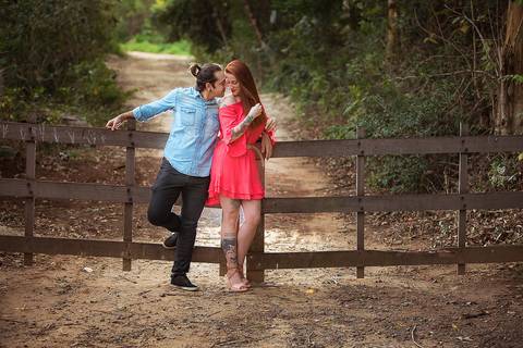 Fotos de ensaio de casal, foto de casal se olhando, foto de pre wedding, foto de casal dançando no ensaio, foto de casal na ponte, foto de casal na cancela, ensaio de casal diferente'