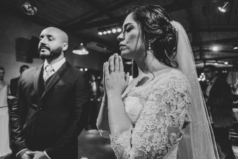 Casal orando durante casamento Buffet Vila da Mooca'