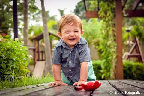 Ensaio de criança com muita alegria'