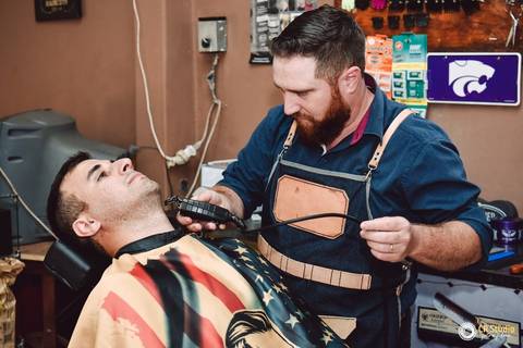 noivo se preparando na barbearia '