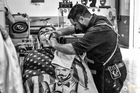 noivo se preparando na barbearia '