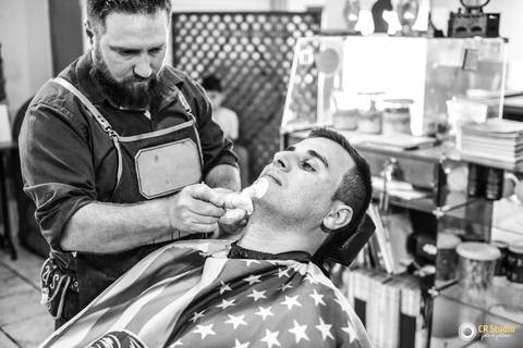 noivo se preparando na barbearia '