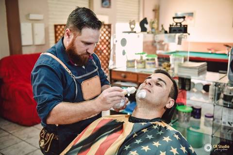 noivo se preparando na barbearia '