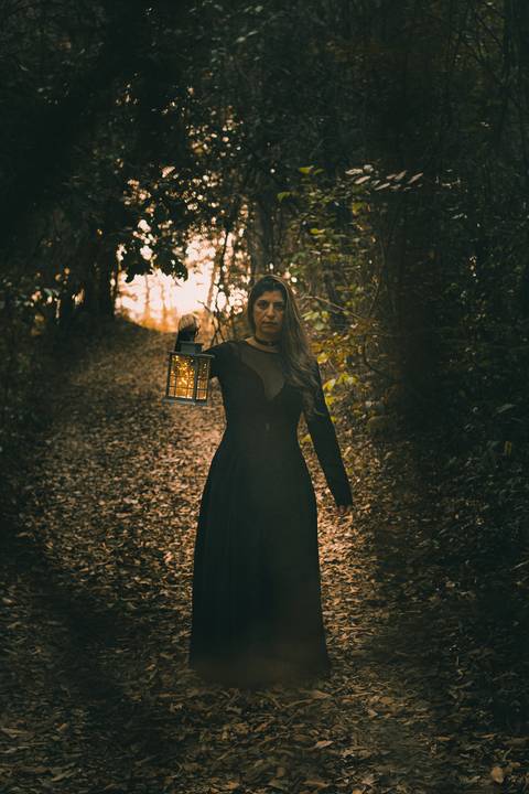 Bruxa, lanterna, vaga-lumes, fumaça, violino, floresta encantada, sombrio, wicca, fantasia, dark, neblina'