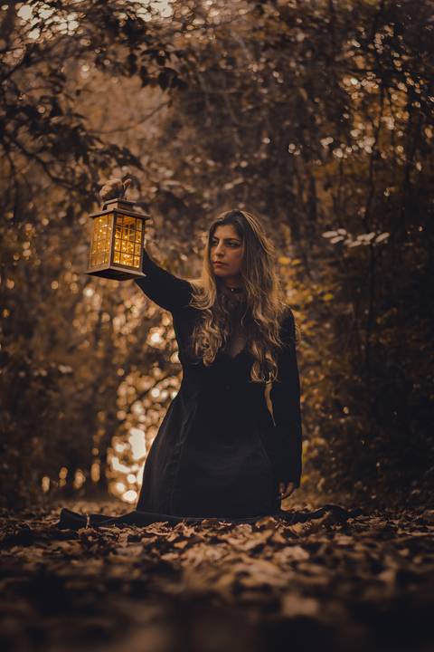 Bruxa, lanterna, vaga-lumes, fumaça, violino, floresta encantada, sombrio, wicca, fantasia, dark, neblina'