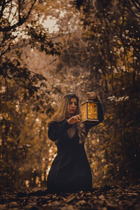 Bruxa, lanterna, vaga-lumes, fumaça, violino, floresta encantada, sombrio, wicca, fantasia, dark, neblina'