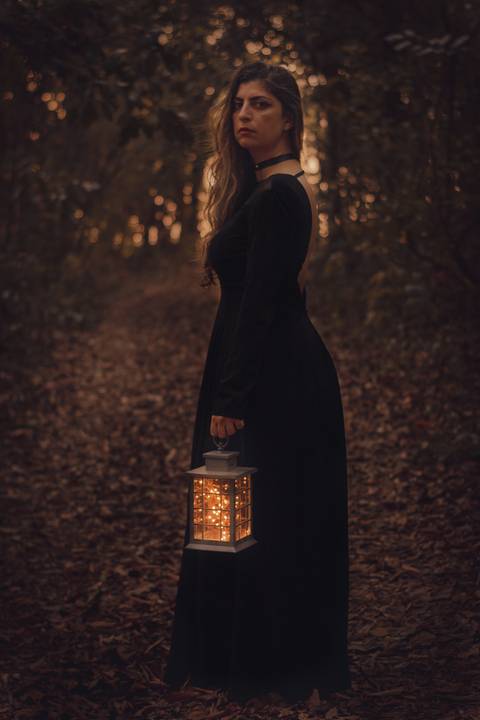 Bruxa, lanterna, vaga-lumes, fumaça, violino, floresta encantada, sombrio, wicca, fantasia, dark, neblina'