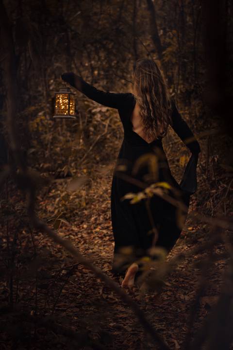 Bruxa, lanterna, vaga-lumes, fumaça, violino, floresta encantada, sombrio, wicca, fantasia, dark, neblina'