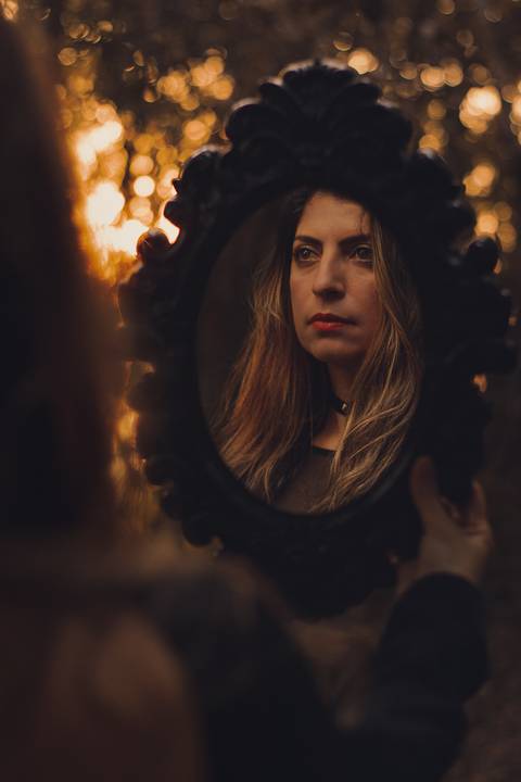 Bruxa, lanterna, vaga-lumes, fumaça, violino, floresta encantada, sombrio, wicca, fantasia, dark, neblina, espelho'