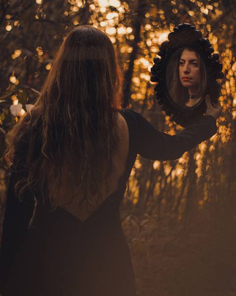 Bruxa, lanterna, vaga-lumes, fumaça, violino, floresta encantada, sombrio, wicca, fantasia, dark, neblina, espelho'