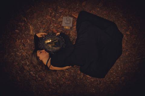 Bruxa, lanterna, vaga-lumes, fumaça, violino, floresta encantada, sombrio, wicca, fantasia, dark, neblina, espelho'